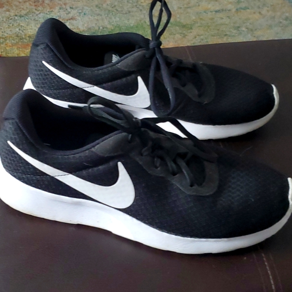 Womens Black Nike Tanjun Size 10 sneakers